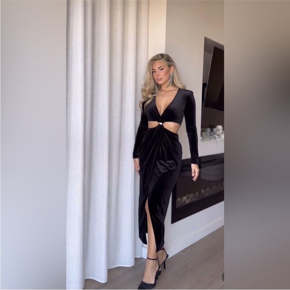 Elegant Black Cut-Out Velvet Dress - Picture 8 of 11
